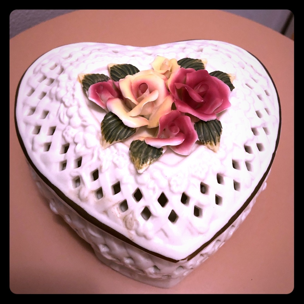 💝ROSE LATTICE KEEPSAKE HEARTSHAPED CERAMIC BOX